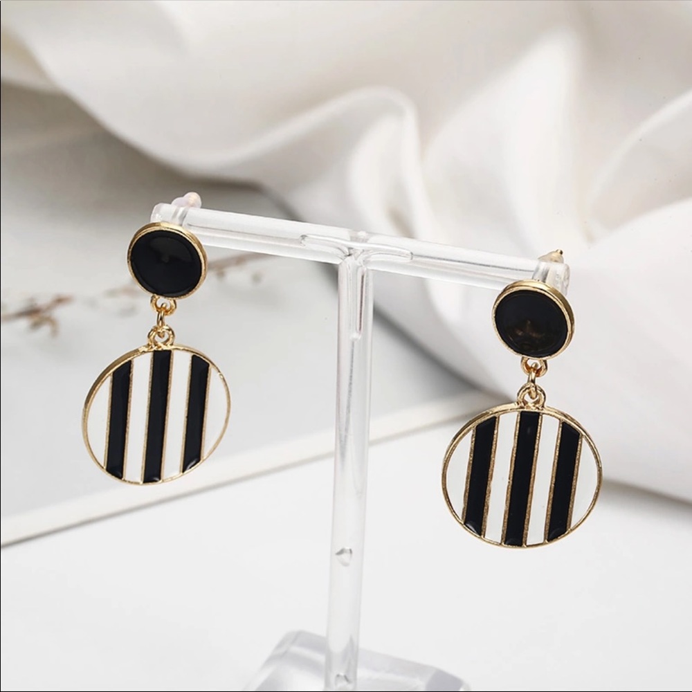 • Isabella • Black & White Stripe Earrings - Picture 2 of 3